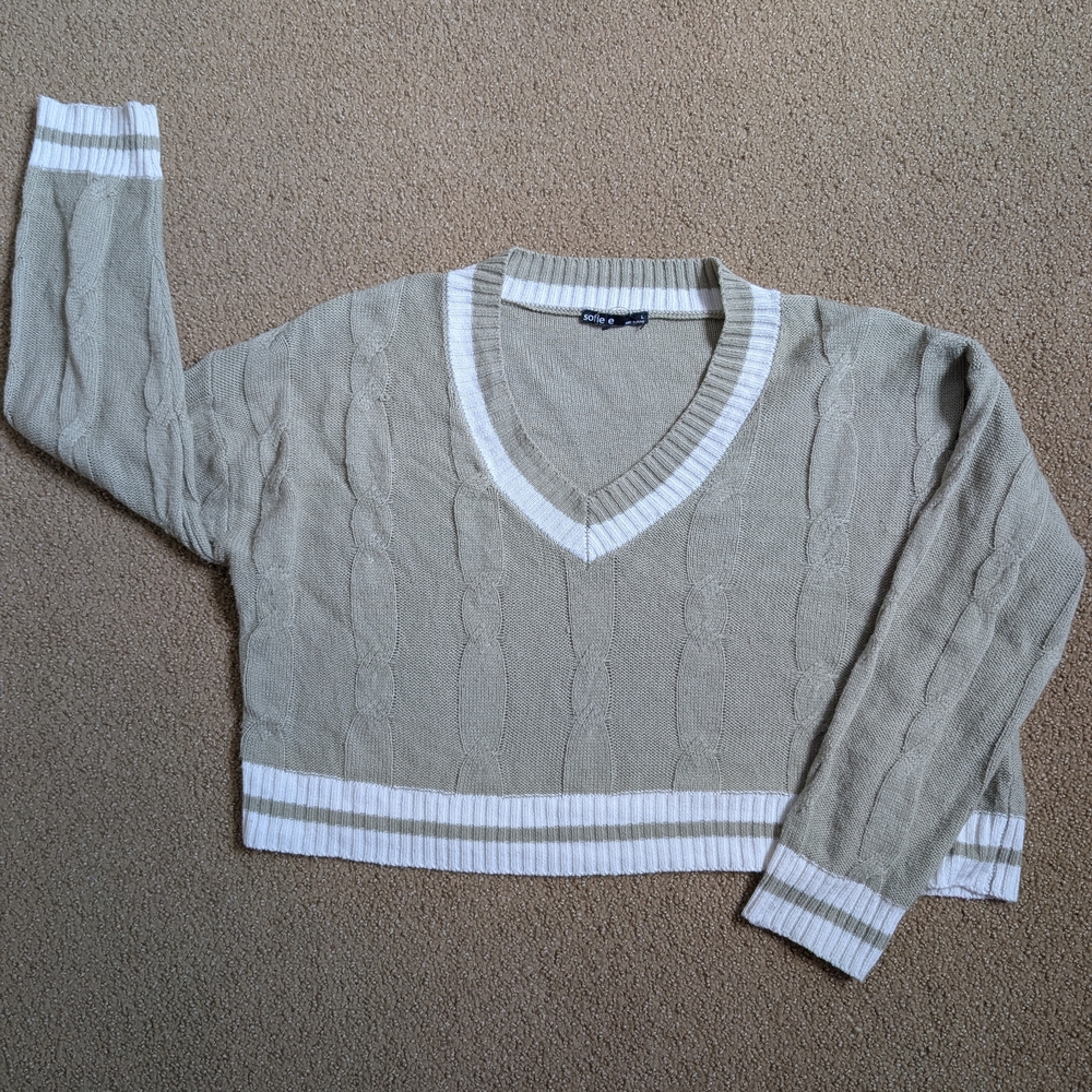 V-Neck Cable Knit Sweater - Gray and White